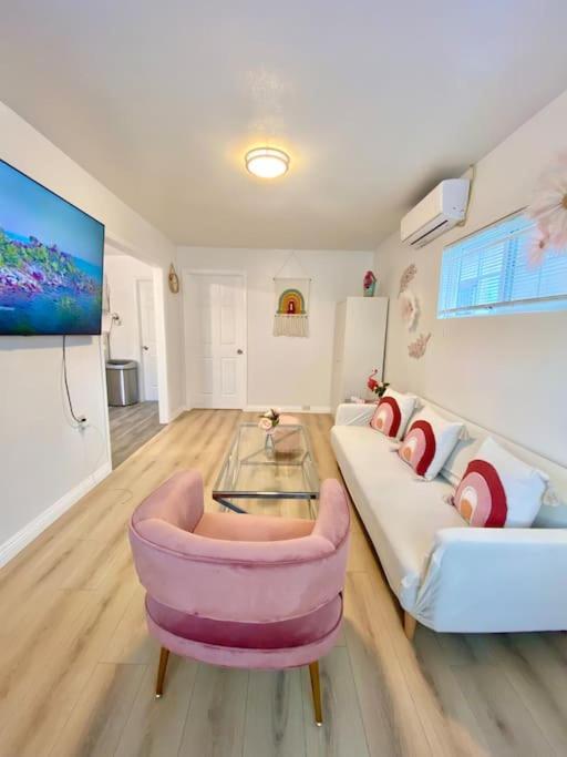 Pink Cozy House 2 Bedrooms *